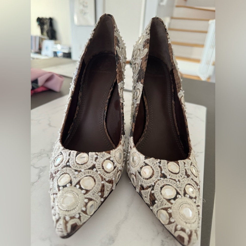Tory Burch - New Francesca Pointy toe Pump in color Faded Coffee Ivory - Picture 7 of 7